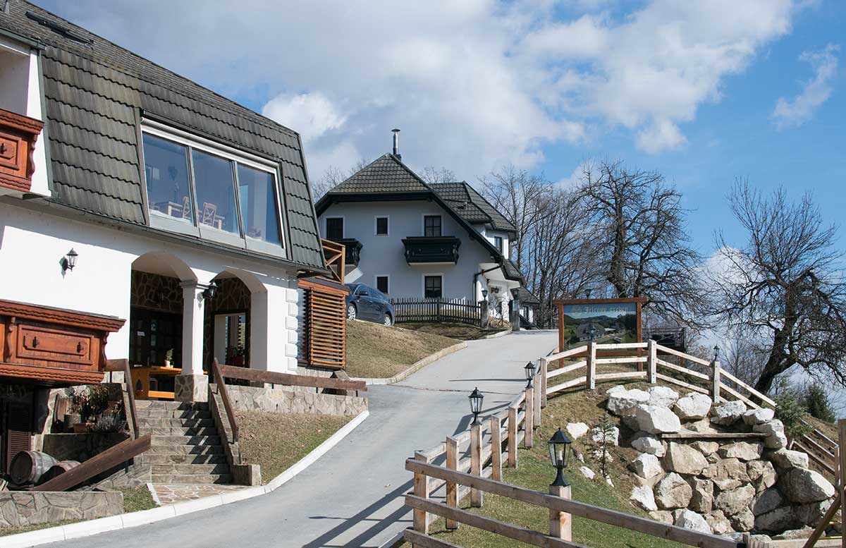Das-Kloster-in-Olimje-und-die-Hirschfarm-Jelenov-Greben-aussicht