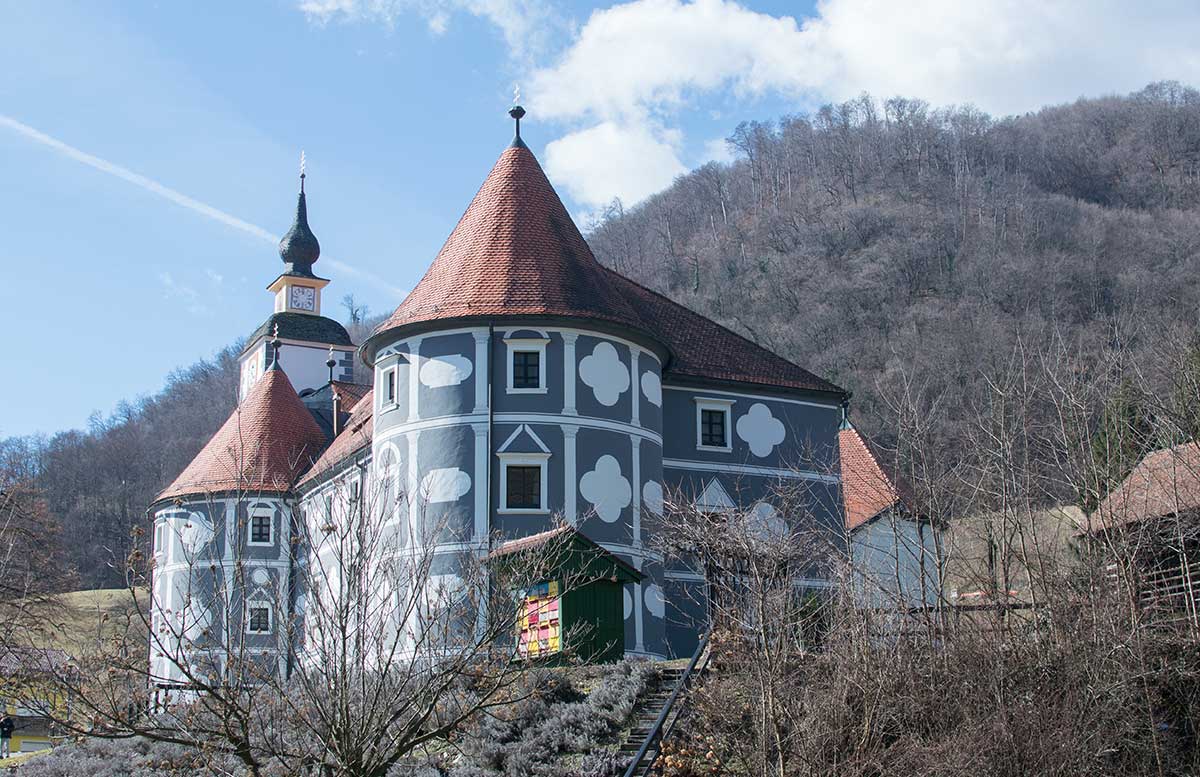 Das Kloster in Olimje und die Hirschfarm Jelenov Greben ansicht von der ferne