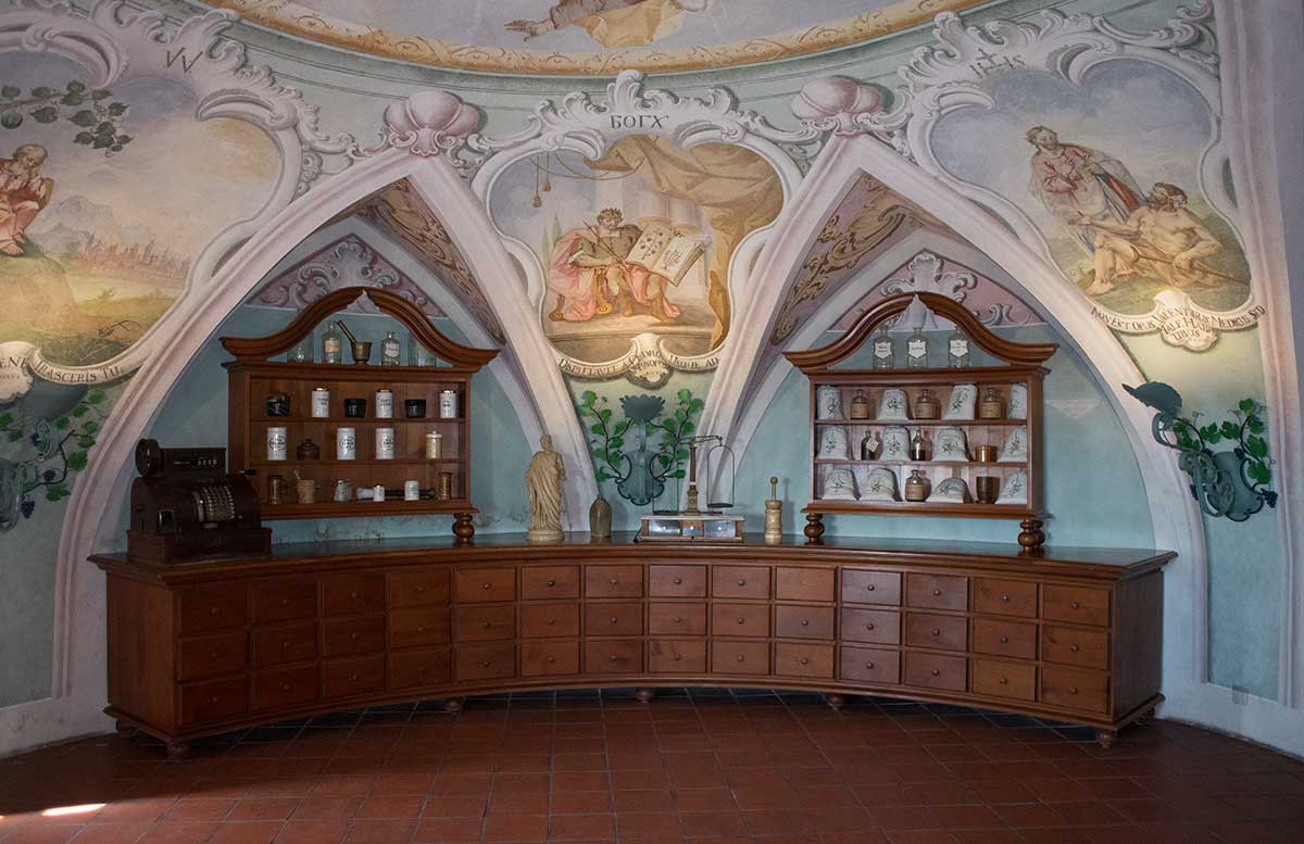 Das-Kloster-in-Olimje-und-die-Hirschfarm-Jelenov-Greben-krankenzimmer-apotheke
