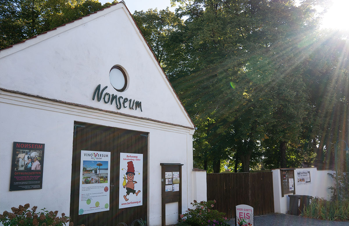 Das-Nonseum-und-das-Museumsdorf-Niedersulz-im-Weinviertel-eingang