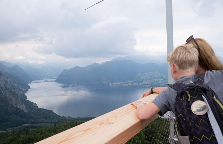 Der Baumwipfelpfad am Grünberg in Gmunden blick auf den see