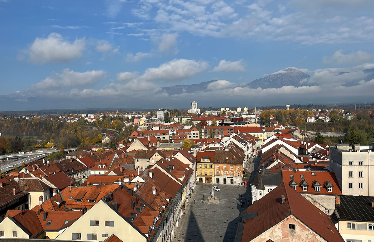 Der-Bunker-von-Kranj-und-Janez-Puhar-Museum-dächer-von-oben