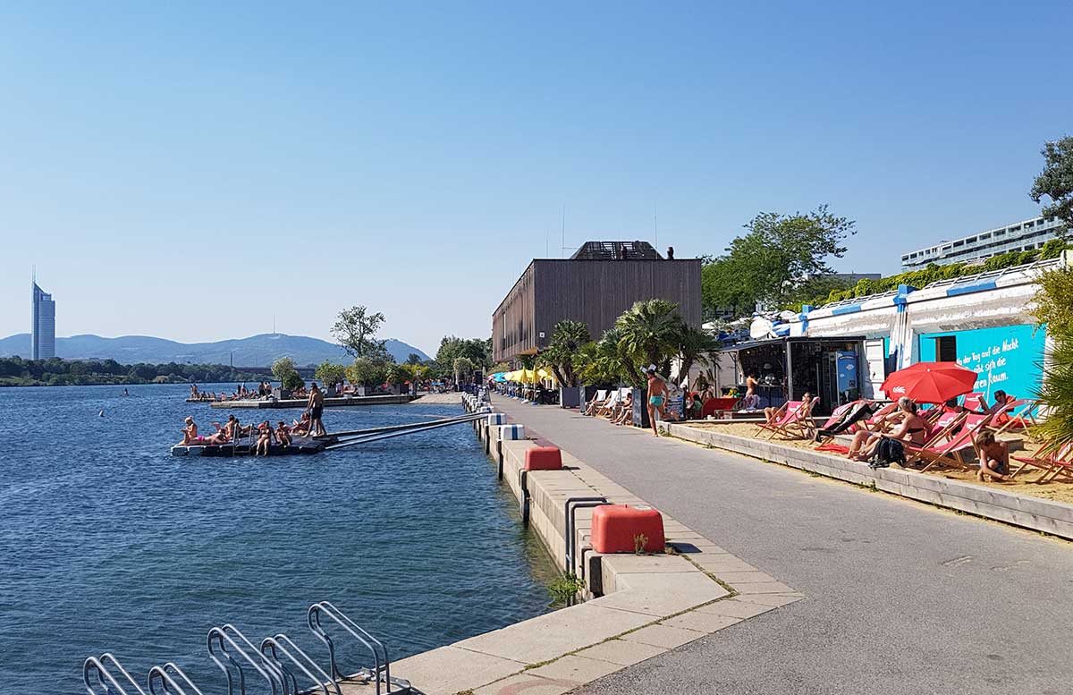 Der Copa Beach Urlaubsfeeling in Wien blick auf die Donau strandfeeling