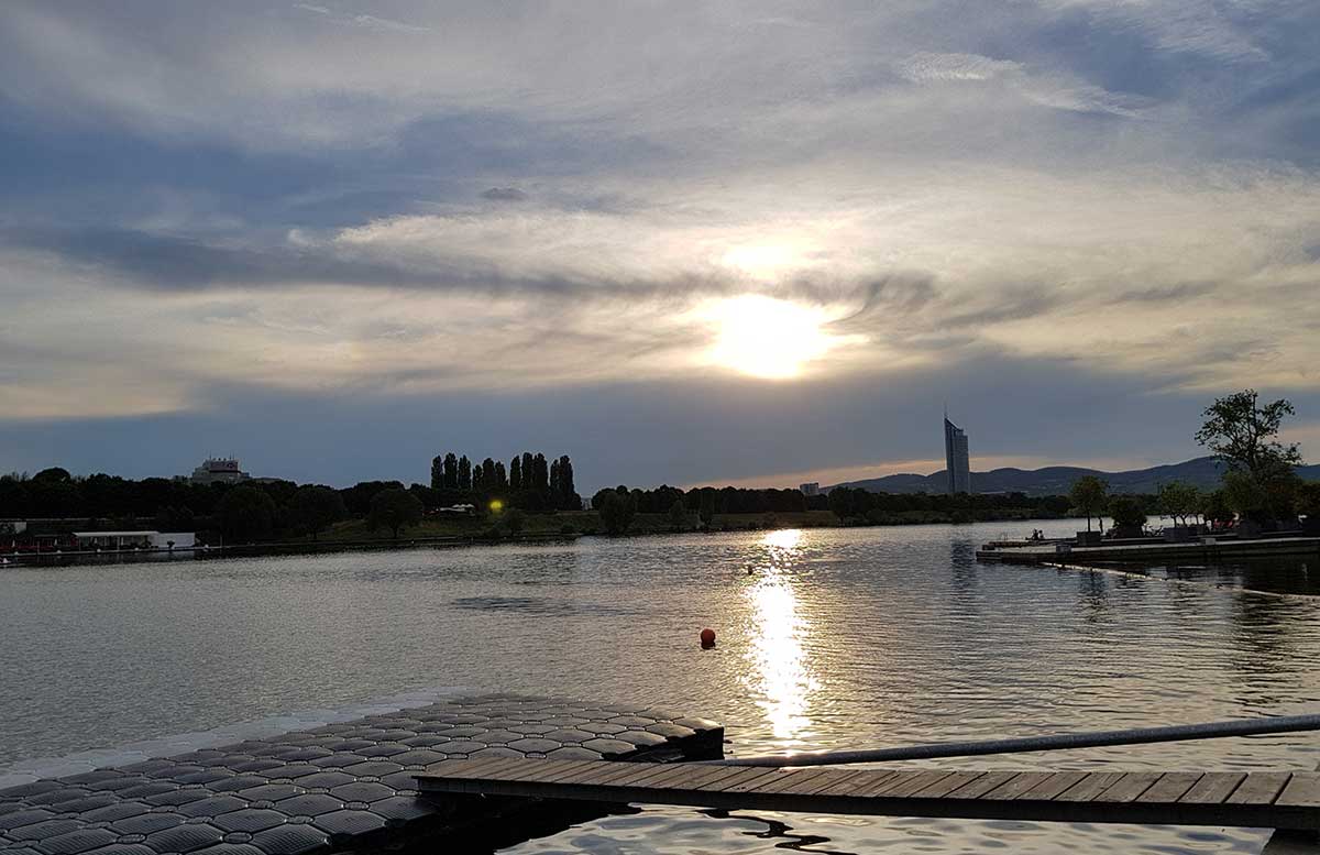 Der Copa Beach Urlaubsfeeling in Wien blick auf die Donau