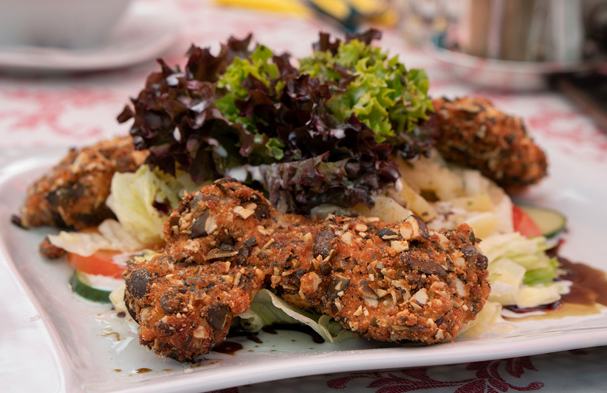 Der-Gasteiner-Heilstollen-und-die-Alpentherme-Gastein-backhendlsalat