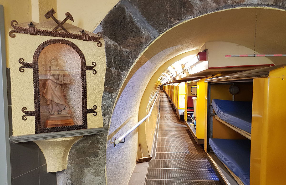 Der-Gasteiner-Heilstollen-und-die-Alpentherme-Gastein-im-heilstollen-fahrt