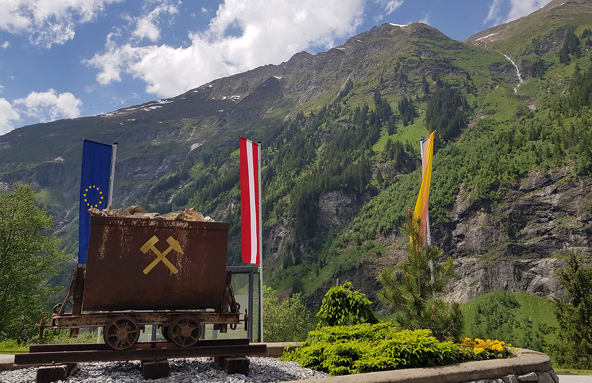 Der-Gasteiner-Heilstollen-und-die-Alpentherme-Gastein-im-heilstollen-vor-der-tür