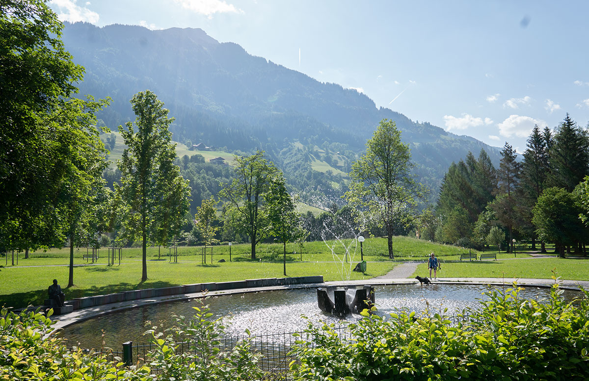 Der-Gasteiner-Heilstollen-und-die-Alpentherme-Gastein-teich-spaziergang