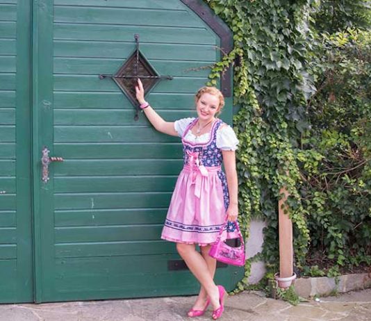 Der Neustifter Kirtag in Wien Der-Neustifter-Kirtag-in-Wien-Outfit-grünes-tor