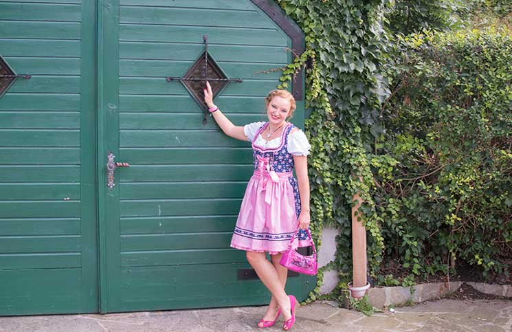 Der-Neustifter-Kirtag-in-Wien-Outfit-grünes-tor