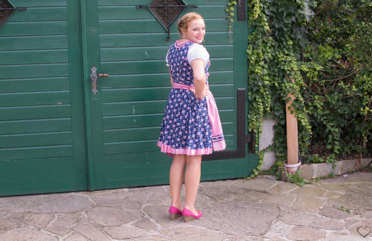 Der-Neustifter-Kirtag-in-Wien-Outfit-kleid-von-hinten