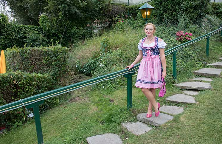 Der-Neustifter-Kirtag-in-Wien-Outfit-stehend-treppchen