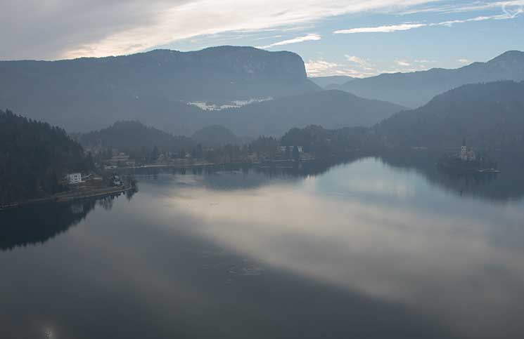 Die-Burg-Bled-und-Luxus-Camping-in-Ljubno-blick-auf-den-bleder-see