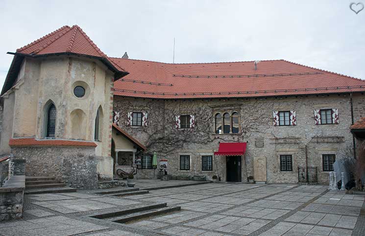 Die-Burg-Bled-und-Luxus-Camping-in-Ljubno-burg-bled-innenhof