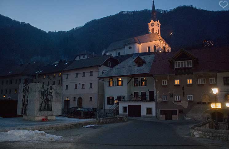 Die-Burg-Bled-und-Luxus-Camping-in-Ljubno-stadt-kropa