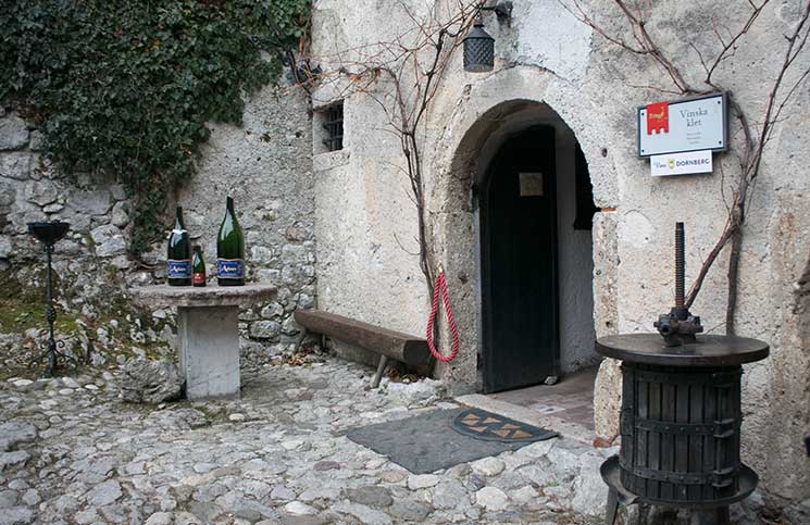 Die-Burg-Bled-und-Luxus-Camping-in-Ljubno-weinkeller-burg-bled