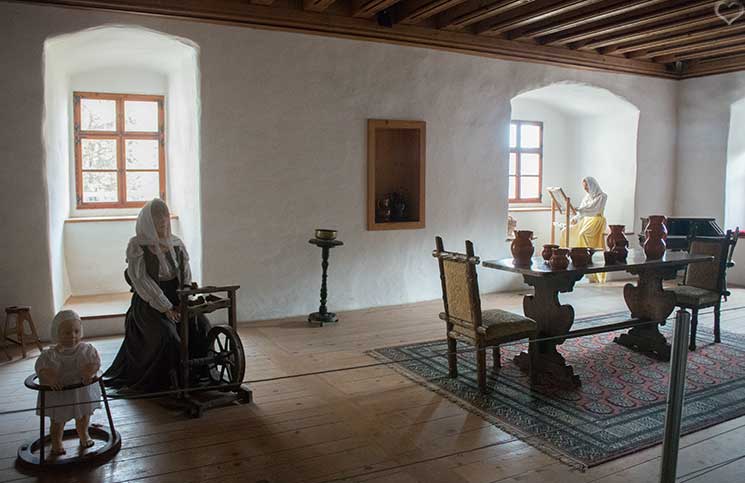 Die-Höhle-von-Postojna-Burg-Predjama-familie-im-mittelalter