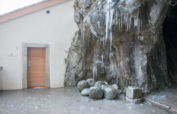 Die-Höhle-von-Postojna-Burg-Predjama-von-der-kanonenkugel-am-klo-erschlagen
