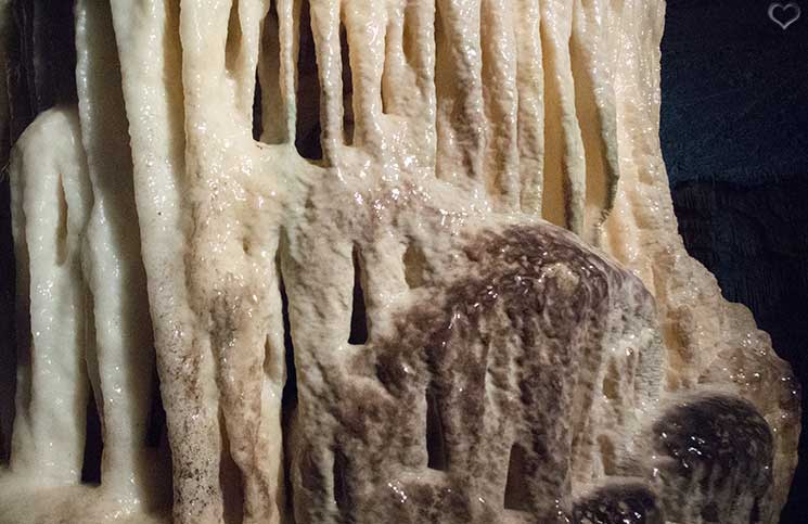Die-Höhle-von-Postojna-brillant-wasserfallartige-Sinterskulpturen-Orgel