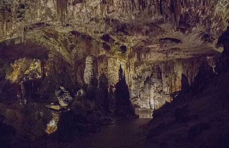 Die-Höhle-von-Postojna-innere-der-höhle