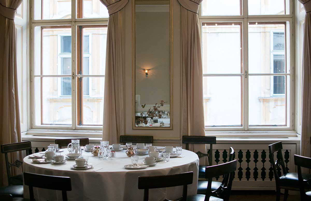 die-k-u-k-hofzuckerbaeckerei-demel-gedeckter-tisch