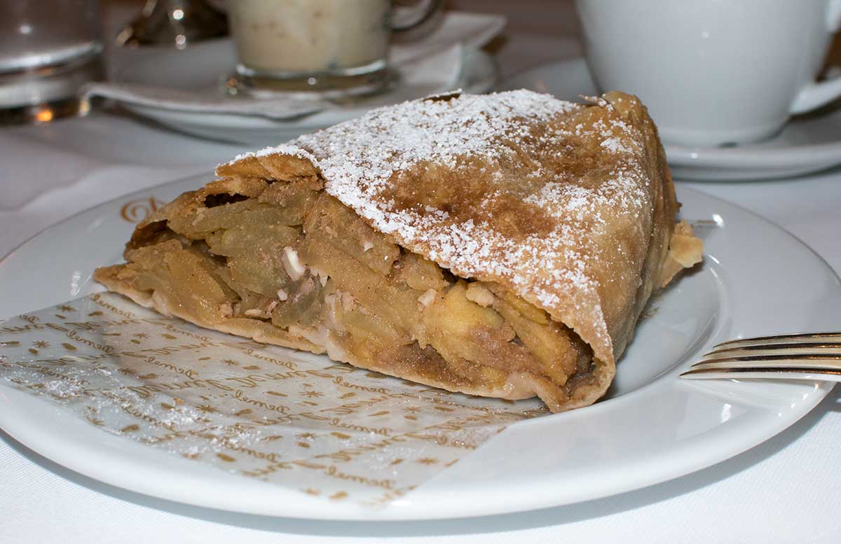 die-k-u-k-hofzuckerbaeckerei-demel-apfelstrudel
