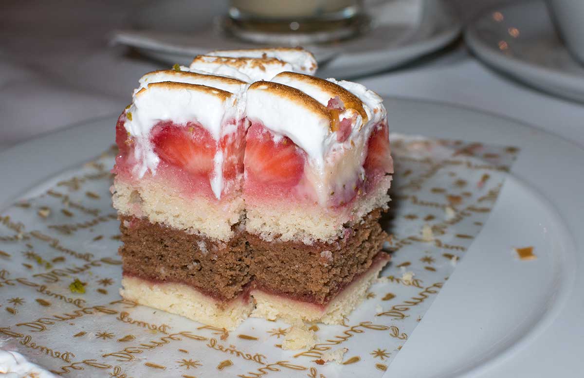 die-k-u-k-hofzuckerbaeckerei-demel-erdbeerkuchen