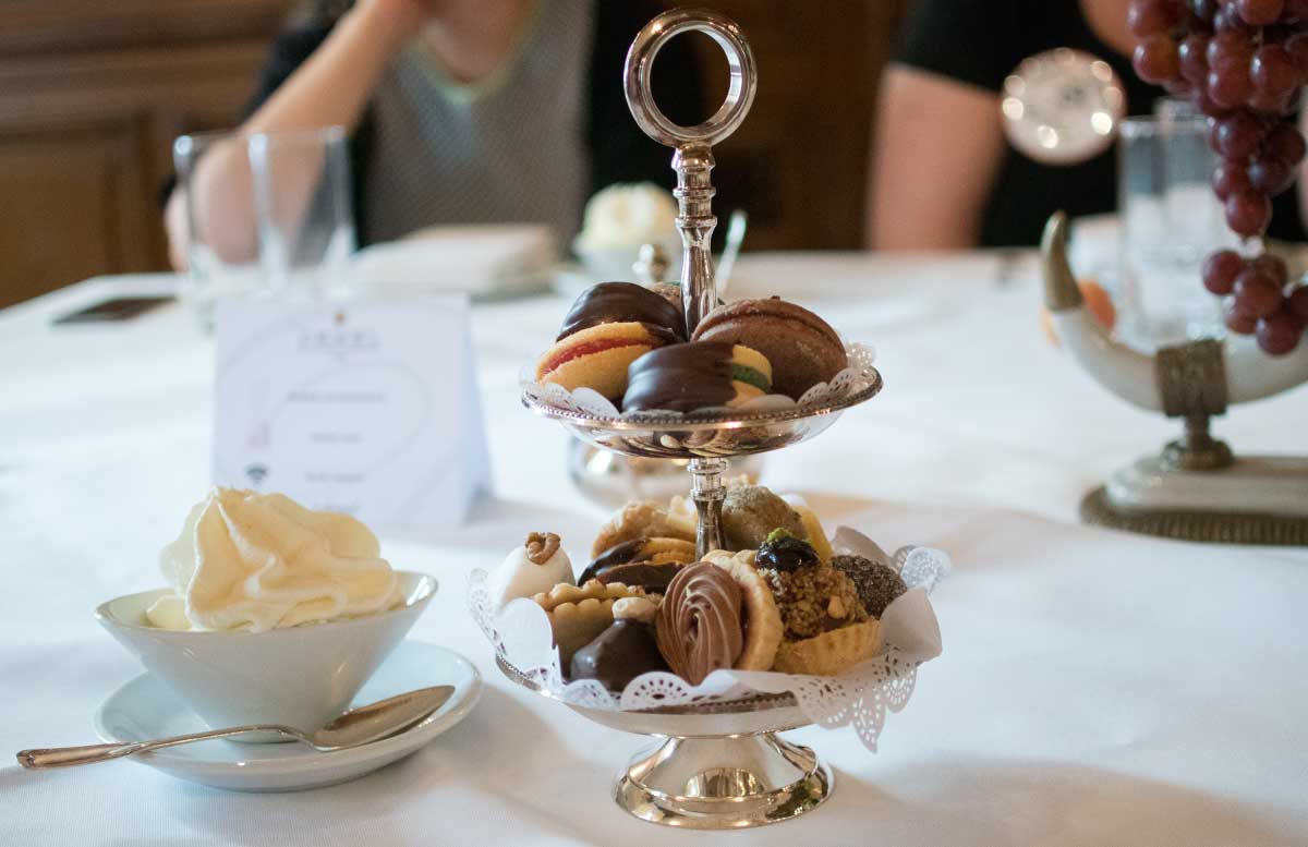 die-k-u-k-hofzuckerbaeckerei-demel-suesse-kuchen-und-heisse-schokolade