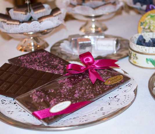 Die K. u. K. Hofzuckerbäckerei Demel in Wien Die-K.-u.-K.-Hofzuckerbäckerei-Demel-veilchen-schokolade