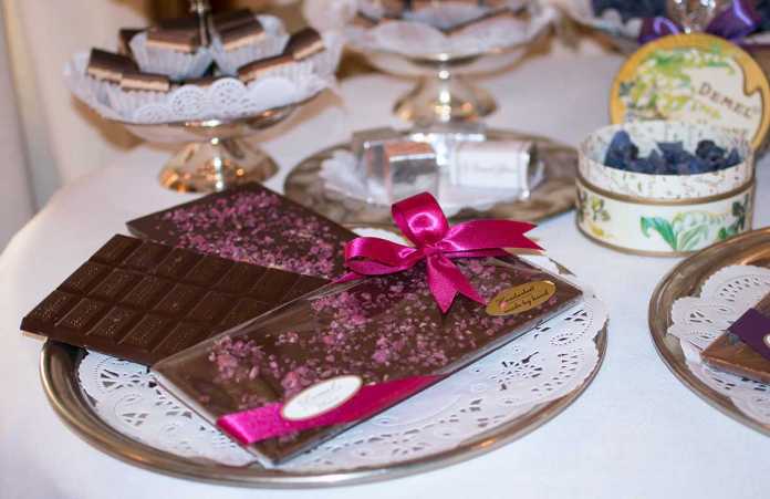 Die K. u. K. Hofzuckerbäckerei Demel in Wien Die-K.-u.-K.-Hofzuckerbäckerei-Demel-veilchen-schokolade