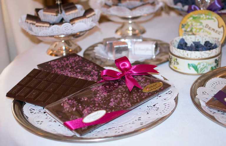 Die-K.-u.-K.-Hofzuckerbäckerei-Demel-veilchen-schokolade