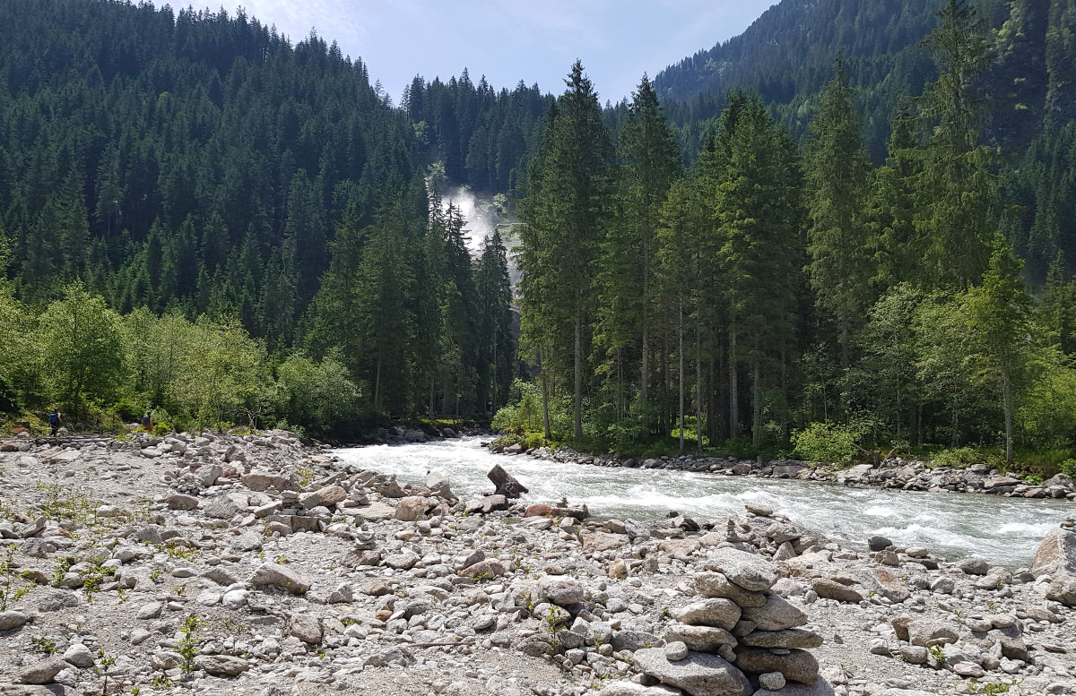 Die-Krimmler-Wasserfälle---die-größten-Wasserfälle-Europas-blick-nach-oben