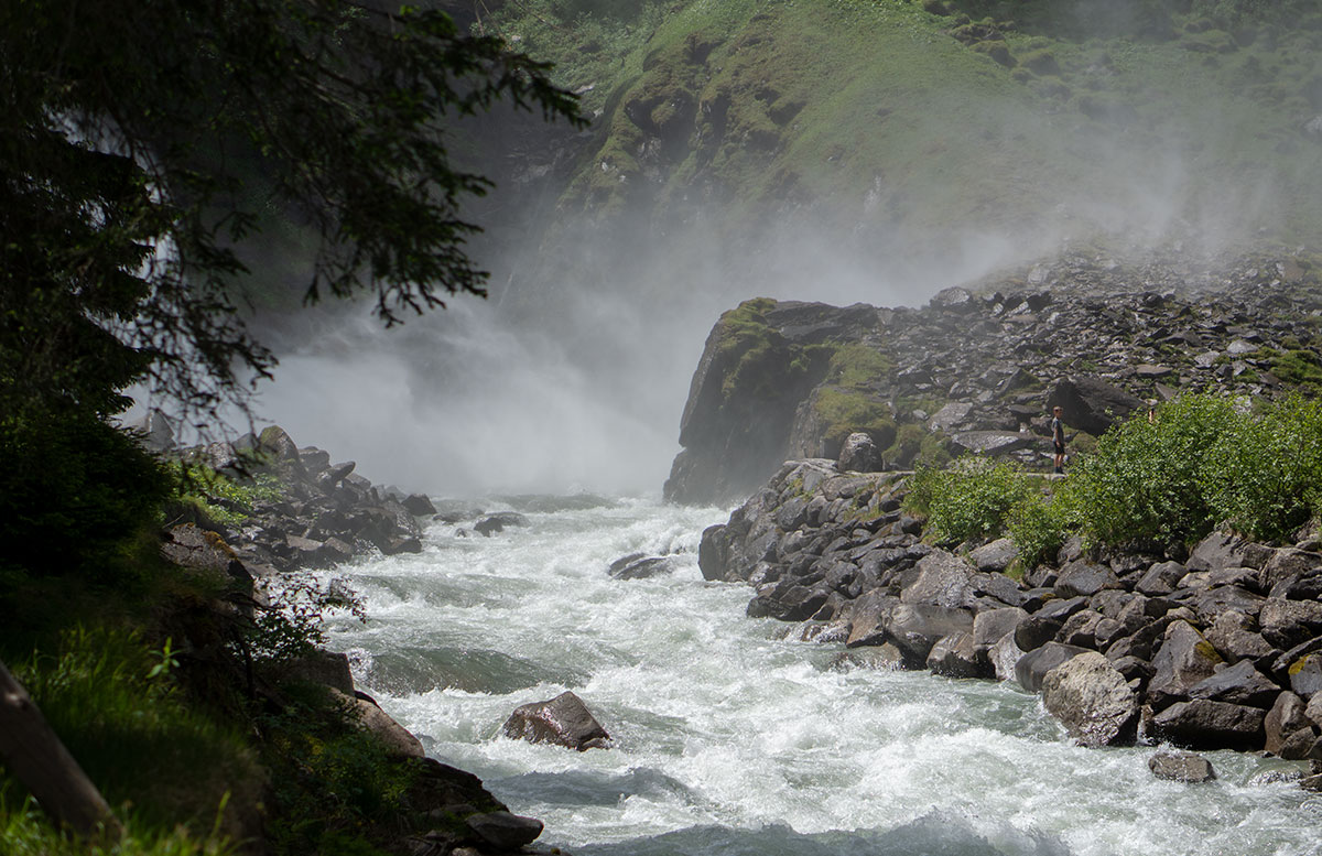 Die-Krimmler-Wasserfälle---die-größten-Wasserfälle-Europas-wasserfall-bach