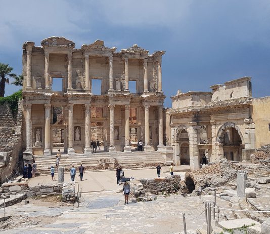 Die Ruinen von Ephesos Die-Ruinen-von-Ephesos-bibliothek