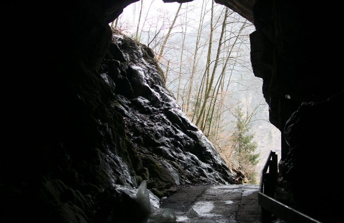 Die Saalachtaler Lamprechtshöhle in St. Martin bei Lofer Die-Saalachtaler-Lamprechtshöhle-in-St.-Martin-bei-Lofer-eingangsbereich