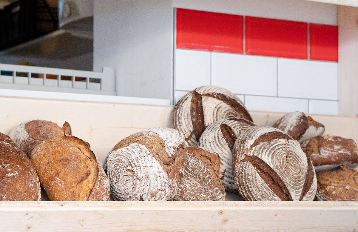 Die-Suppenbar-in-Wien-Günstiges-und-gesundes-Mittagessen-frisches-brot
