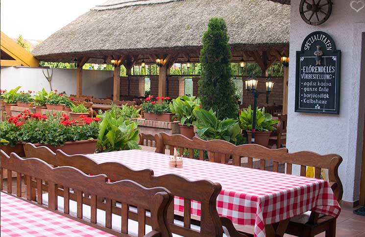 Die Therme Bükfürdo und Restaurant Tipps für Bük restaurant-Rigótanya-gastgarten