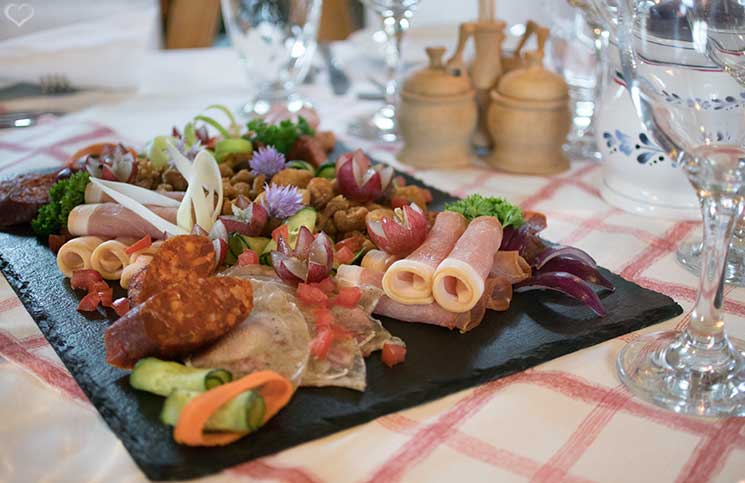 Die Therme Bükfürdo und Restaurant Tipps für Bük-restaurant-Rigótanya-wurstplatte