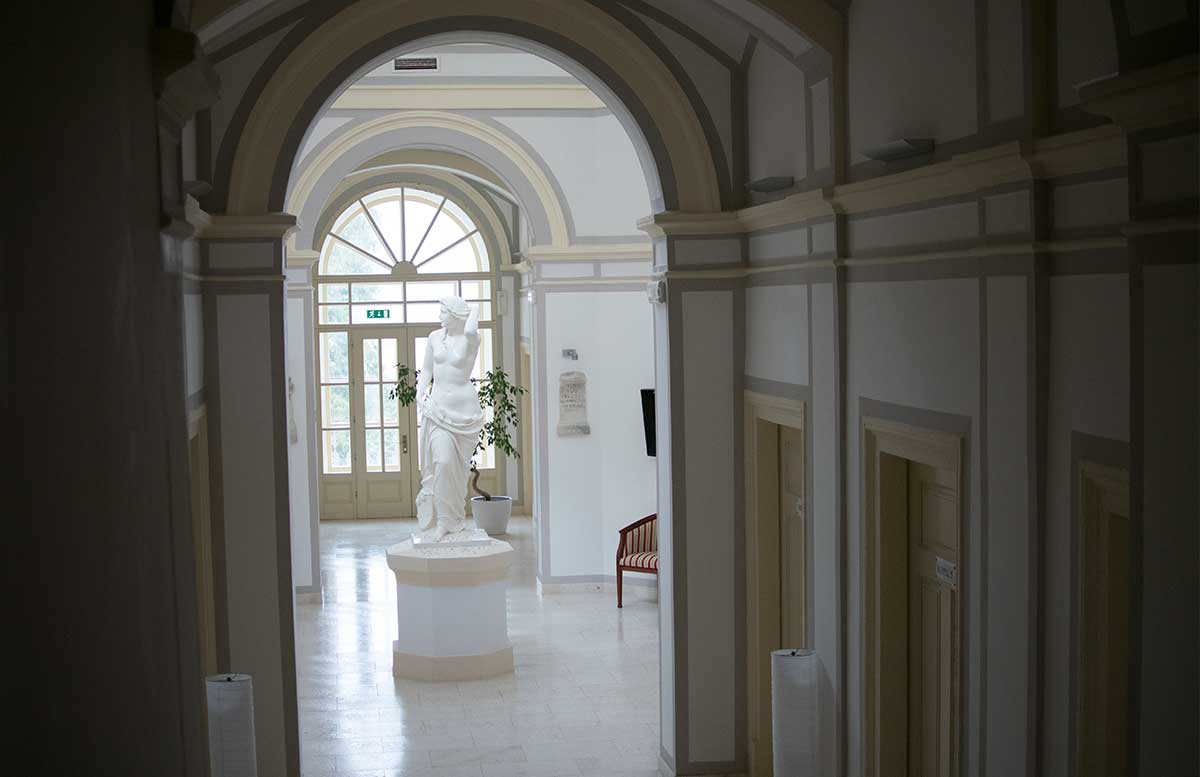 die römische Therme - Rimske Terme in Rimske Toplice frauen statue