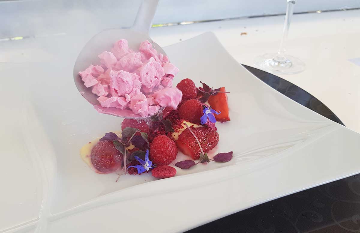 Dinner-in-the-sky-im-Wiener-Prater-litschi-trockeneis-mit-beeren Dinner-in-the-sky-im-Wiener-Prater-litschi-trockeneis-mit-beeren