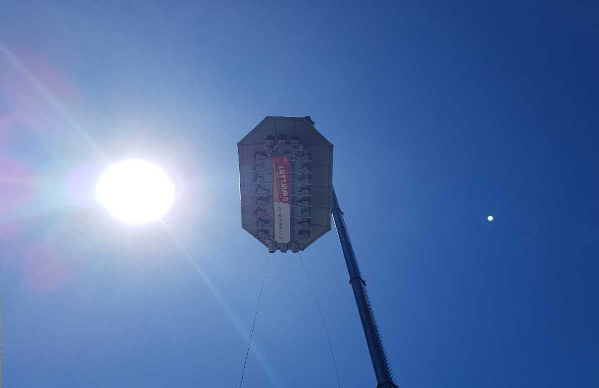 Dinner-in-the-sky-im-Wiener-Prater-von-unten.jpg