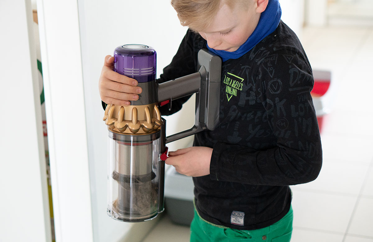 Dyson-V11-Absolute-Pro-Staubsauger-lenny-öffnet