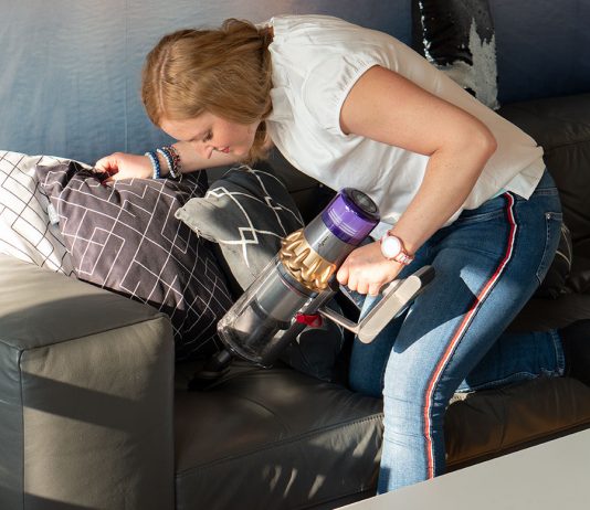 Dyson V11 Absolute Pro Staubsauger Dyson-V11-Absolute-Pro-Staubsauger-vicky-saugt-couch