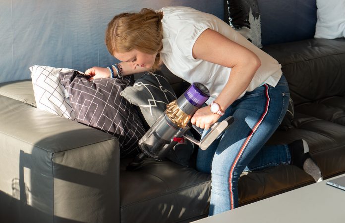 Dyson-V11-Absolute-Pro-Staubsauger-vicky-saugt-couch Dyson-V11-Absolute-Pro-Staubsauger-vicky-saugt-couch