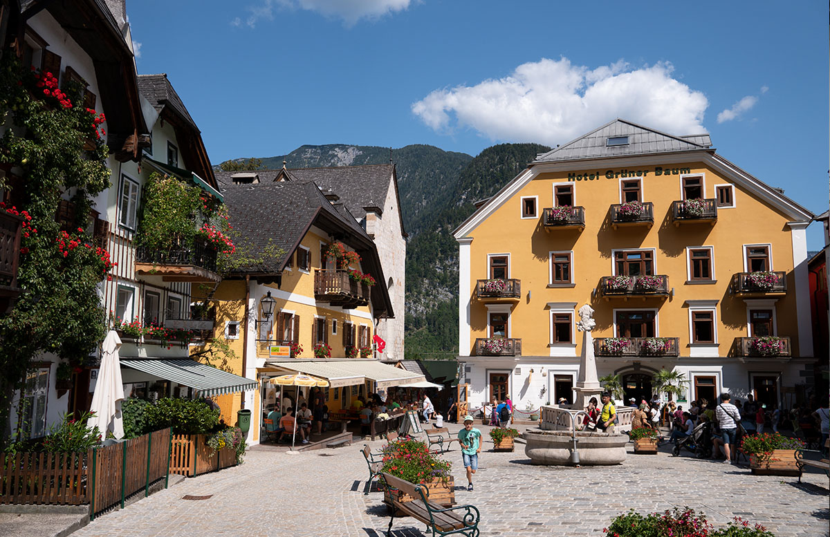 Ein Spaziergang durch Hallstatt im Salzkammergut im ort