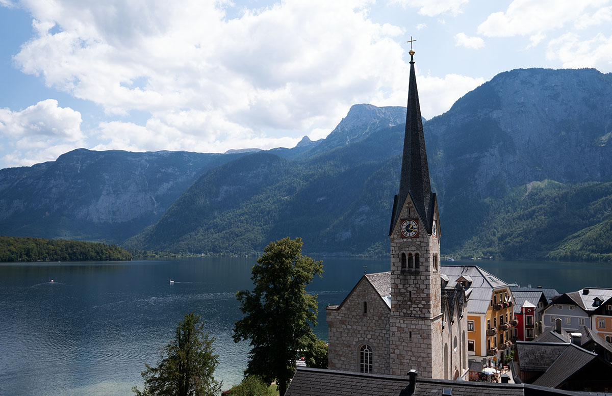 Ein Spaziergang durch Hallstatt im Salzkammergut schwäne kirche