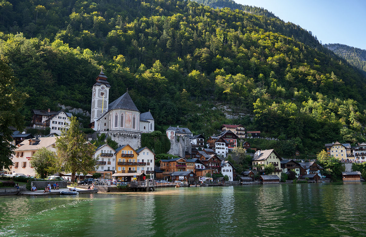 Ein Spaziergang durch Hallstatt im Salzkammergut see ortschaft