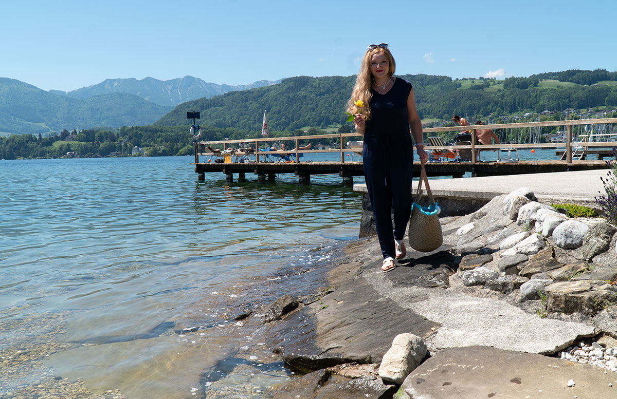 Endlich-ist-der-Sommer-da-Ausflug-zum-Traunsee-gehend-beim-wasser