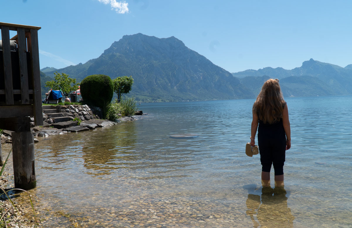 Endlich-ist-der-Sommer-da-Ausflug-zum-Traunsee-sitzend-im-wasser-von-hinten