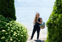 10 Dinge, warum ich gerade happy bin Endlich-ist-der-Sommer-da-Ausflug-zum-Traunsee-stehend-mit-rose